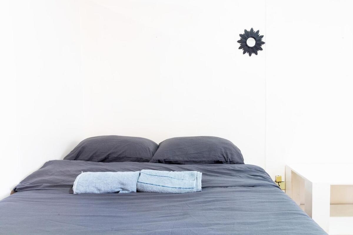 Stylish Hip In The Heart Of Poblacion, Apartment Manila